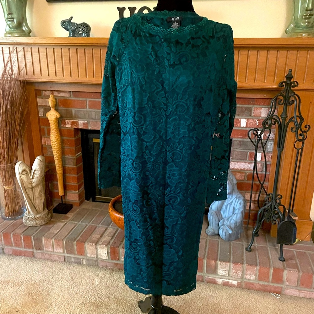 LACE DRESS - SIZE Large